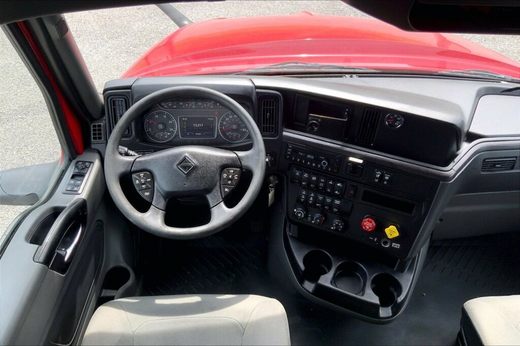2023 CUM LT625 6X4 Sleeper