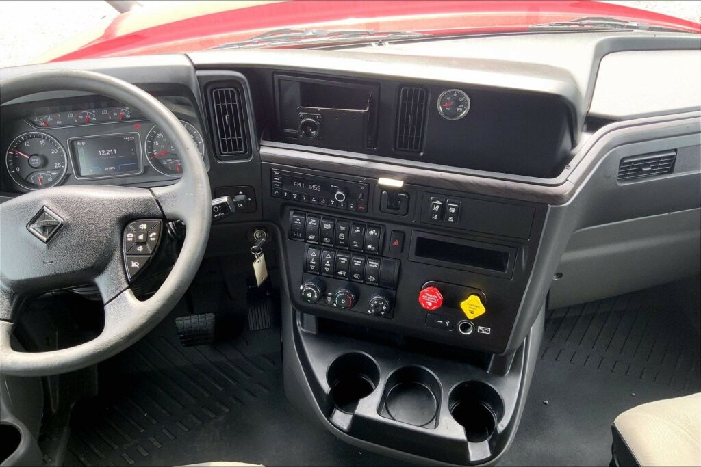 2023 CUM LT625 6X4 Sleeper