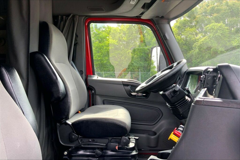 2023 CUM LT625 6X4 Sleeper
