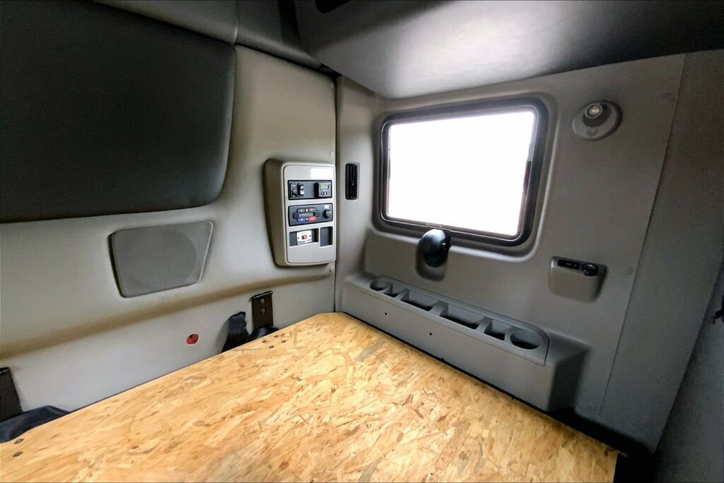 2023 CUM LT625 6X4 Sleeper