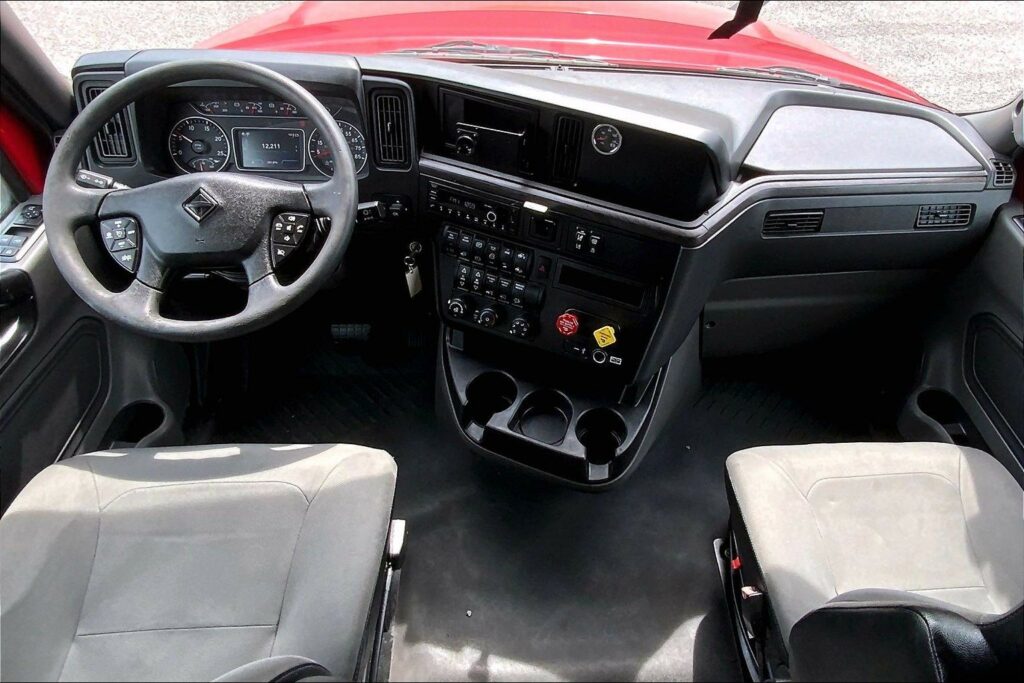 2023 CUM LT625 6X4 Sleeper