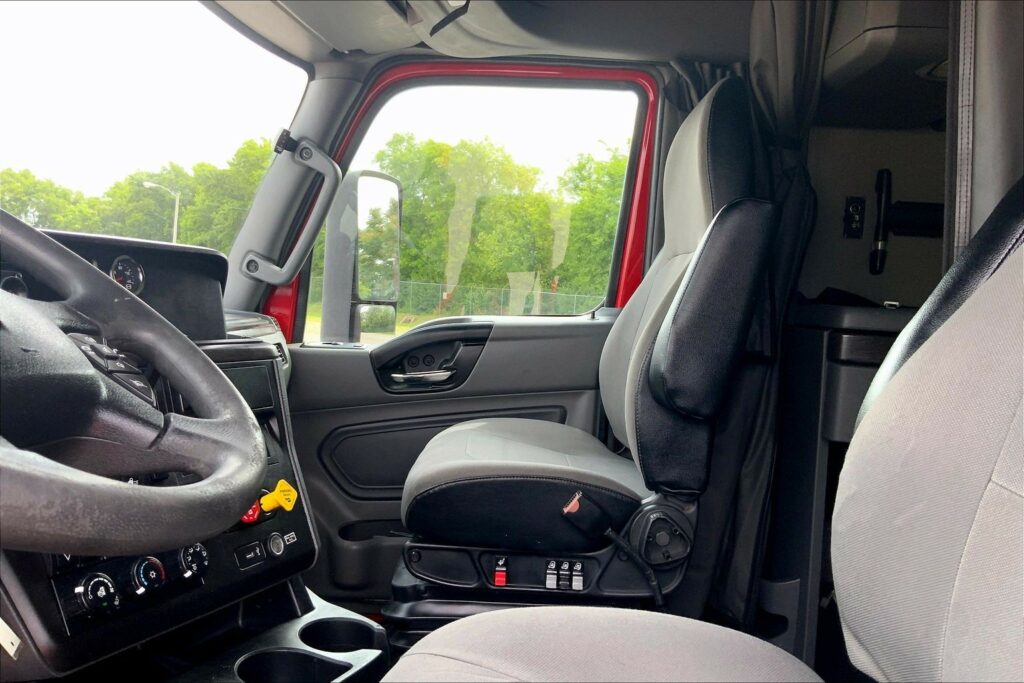 2023 CUM LT625 6X4 Sleeper