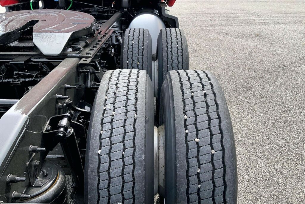 2023 CUM LT625 6X4 Sleeper