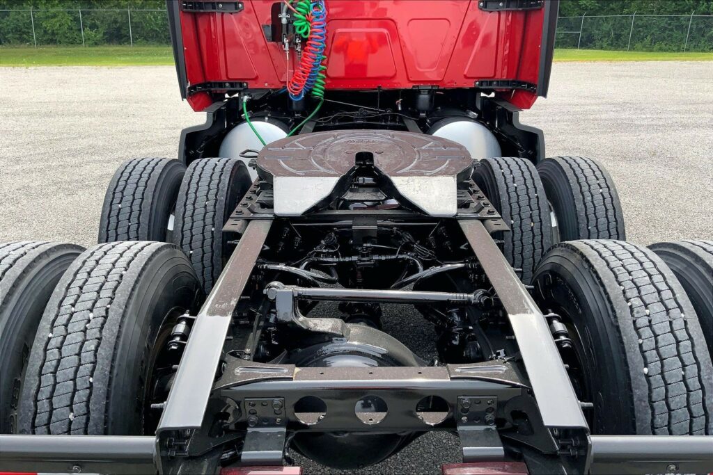 2023 CUM LT625 6X4 Sleeper