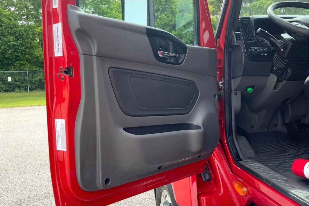 2023 CUM LT625 6X4 Sleeper