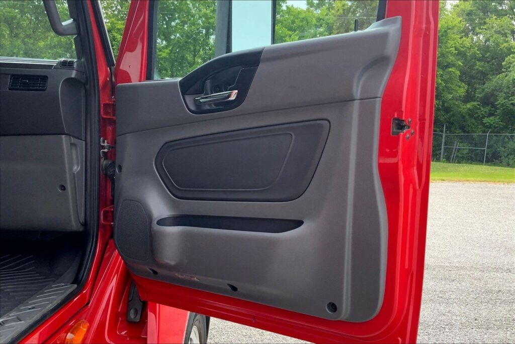 2023 CUM LT625 6X4 Sleeper