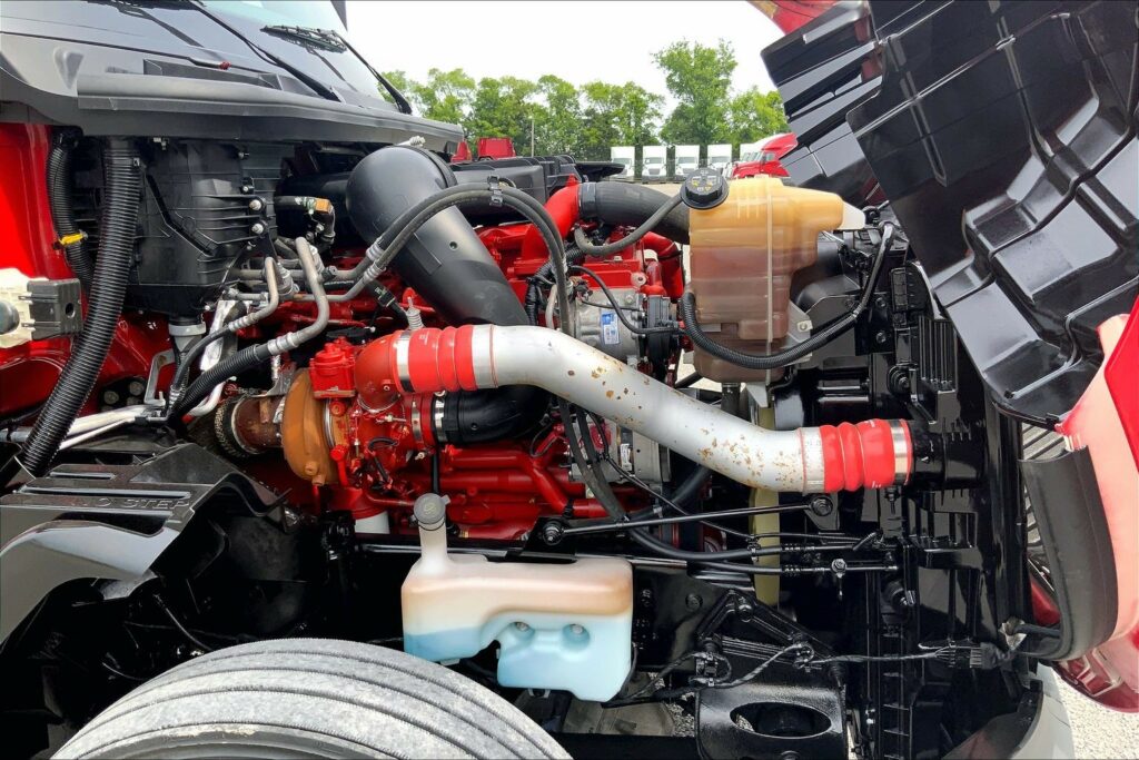 2023 CUM LT625 6X4 Sleeper