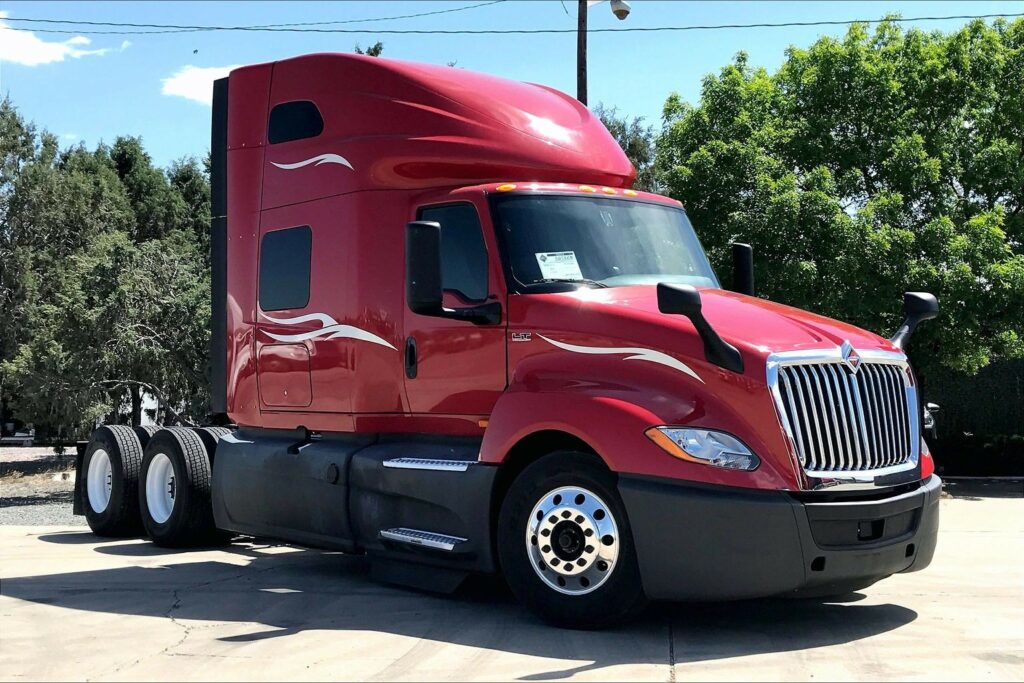 2023 CUM LT625 6X4 Sleeper