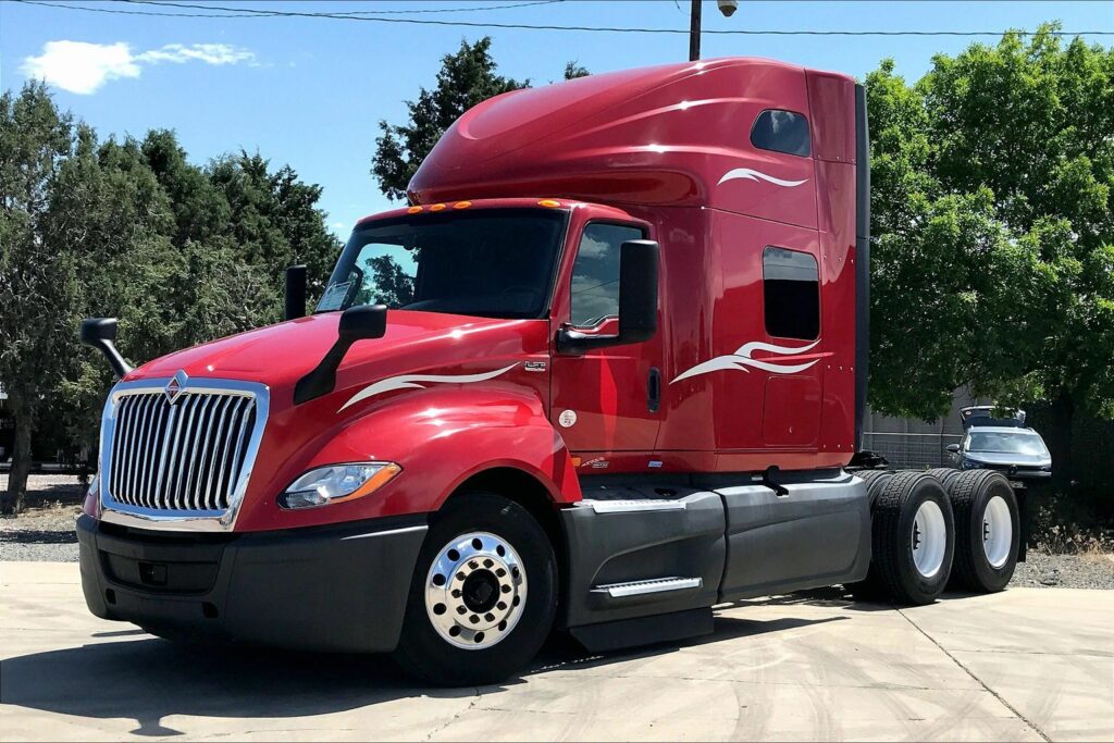 2023 CUM LT625 6X4 Sleeper
