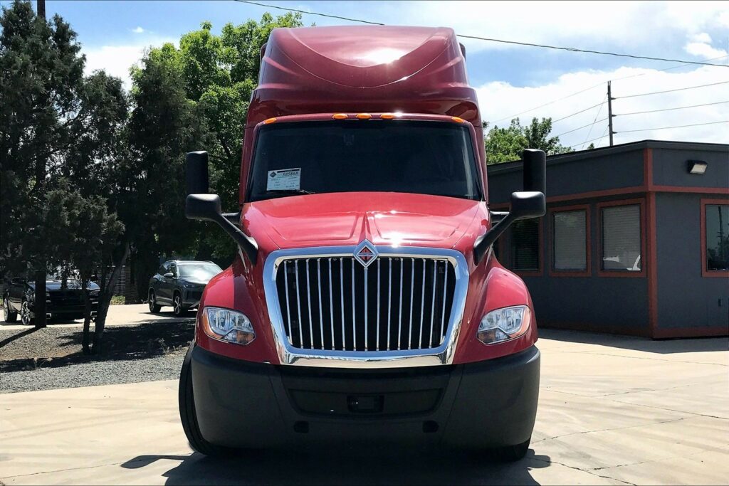 2023 CUM LT625 6X4 Sleeper