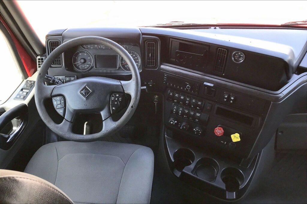 2023 CUM LT625 6X4 Sleeper