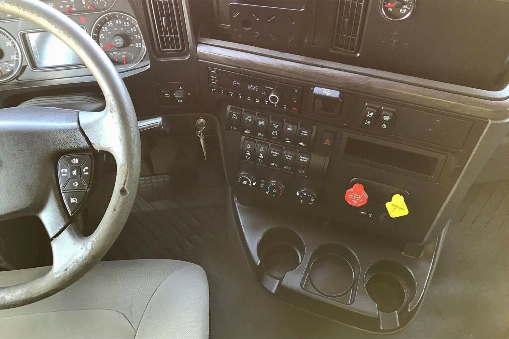 2023 CUM LT625 6X4 Sleeper
