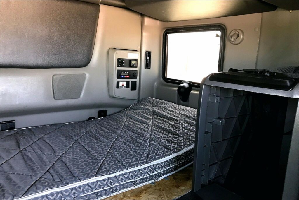 2023 CUM LT625 6X4 Sleeper