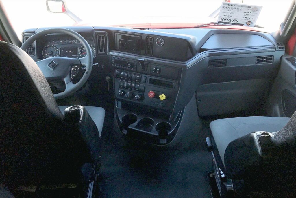 2023 CUM LT625 6X4 Sleeper