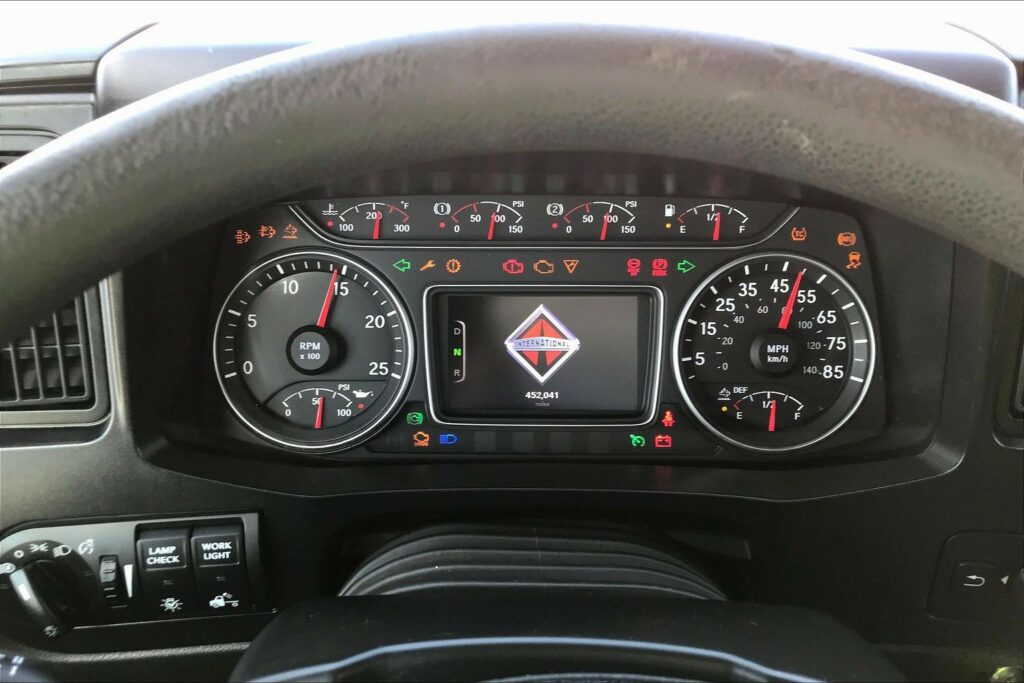 2023 CUM LT625 6X4 Sleeper