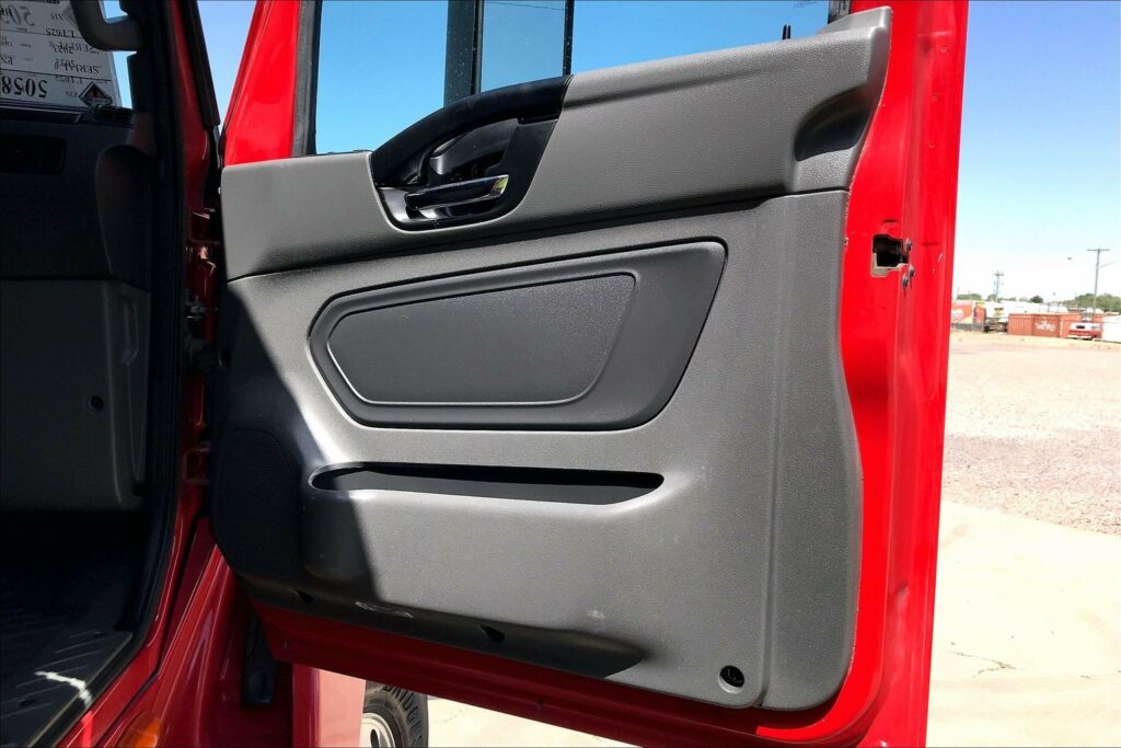 2023 CUM LT625 6X4 Sleeper
