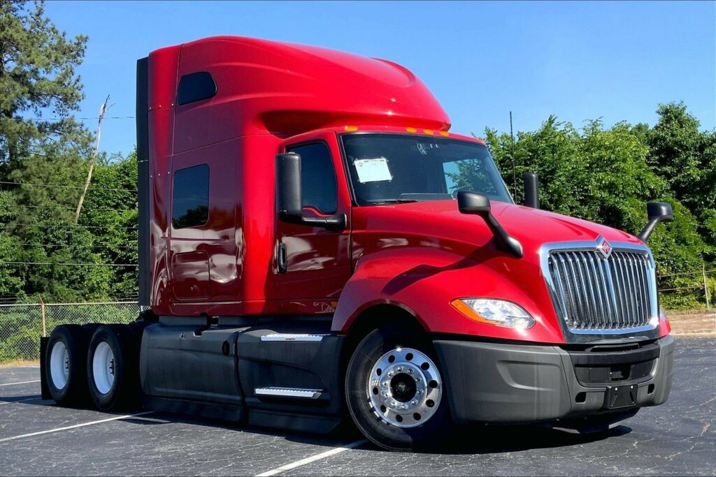 2023 CUM LT625 6X4 Sleeper