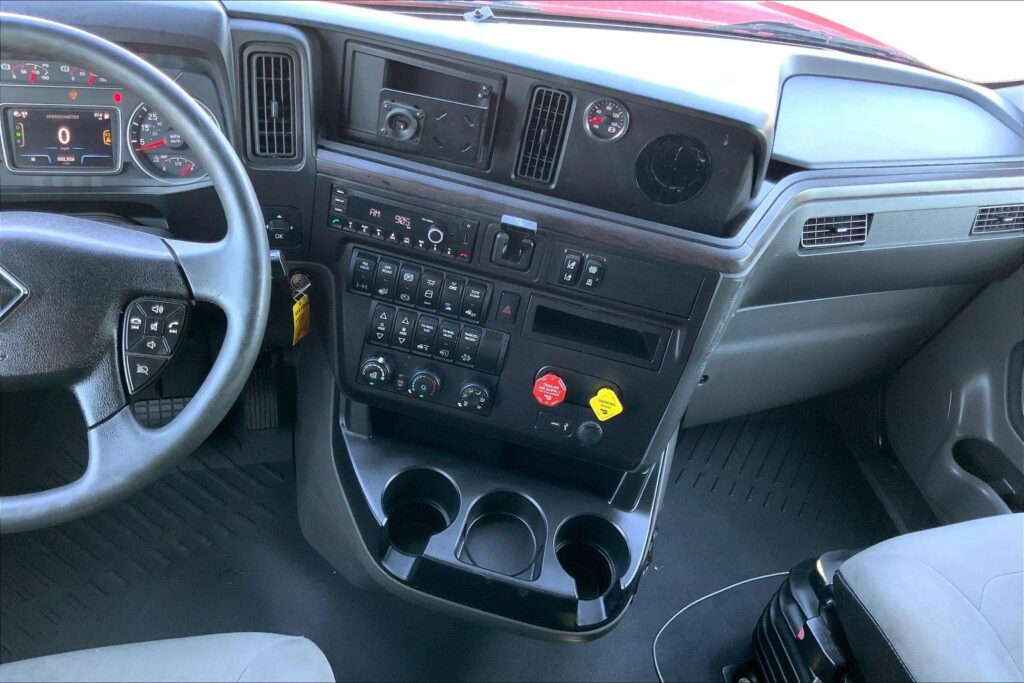 2023 CUM LT625 6X4 Sleeper