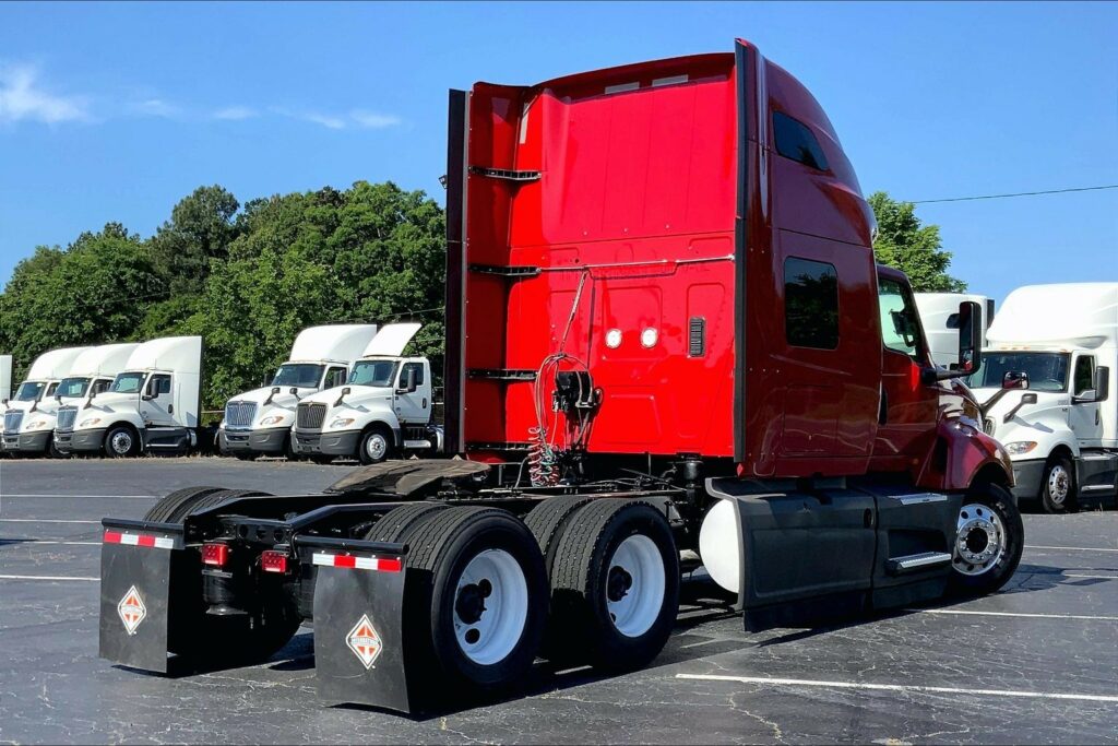 2023 CUM LT625 6X4 Sleeper