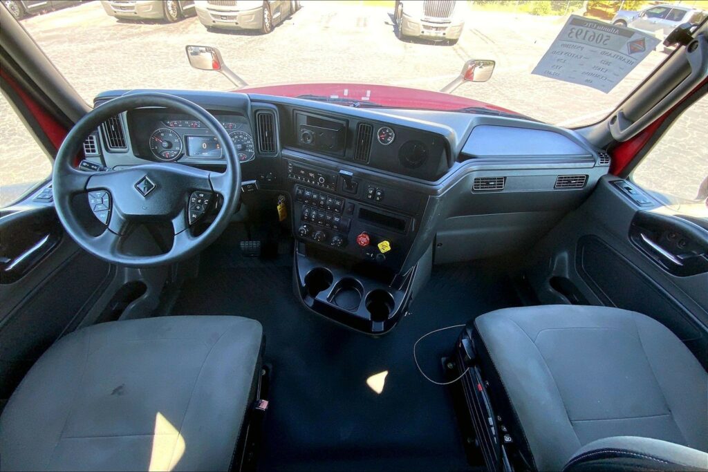 2023 CUM LT625 6X4 Sleeper