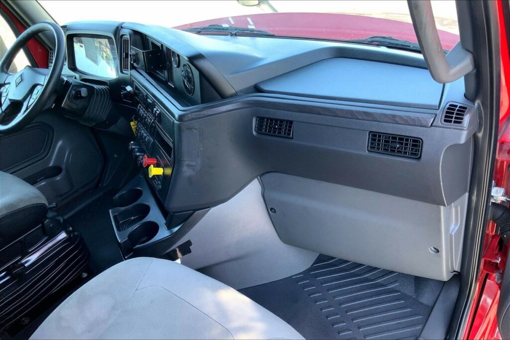 2023 CUM LT625 6X4 Sleeper
