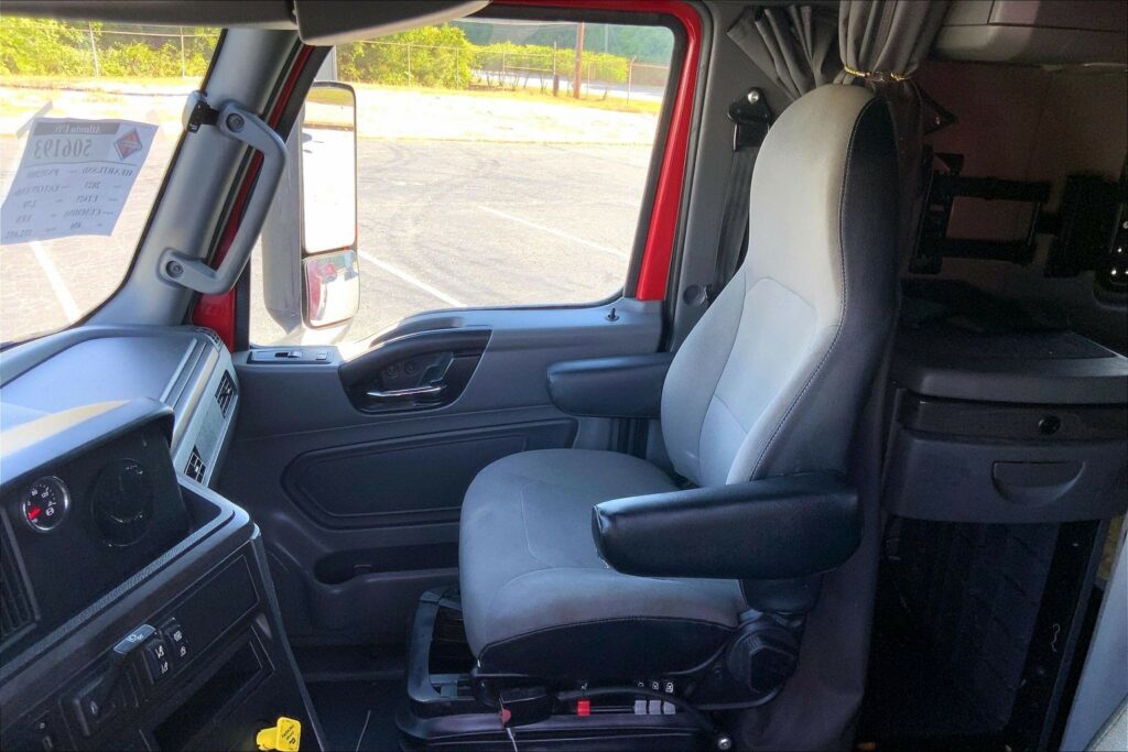 2023 CUM LT625 6X4 Sleeper
