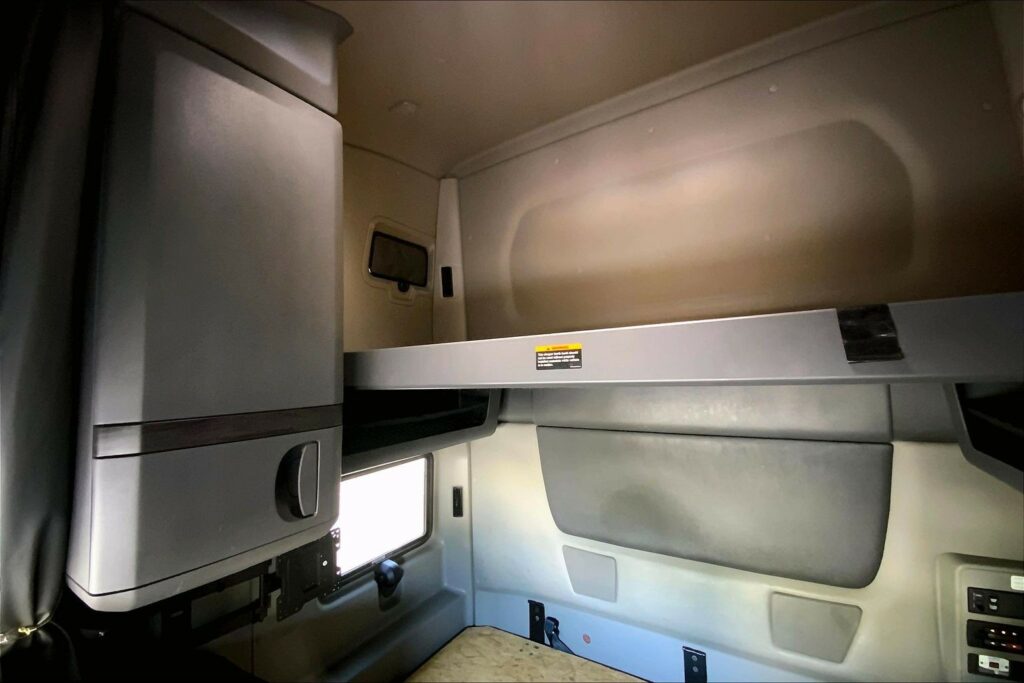 2023 CUM LT625 6X4 Sleeper