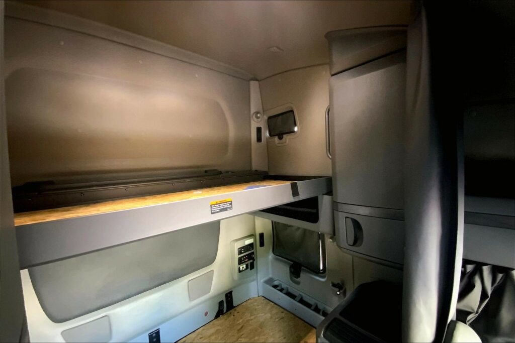 2023 CUM LT625 6X4 Sleeper