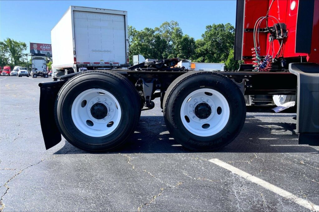 2023 CUM LT625 6X4 Sleeper