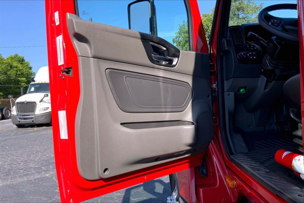 2023 CUM LT625 6X4 Sleeper