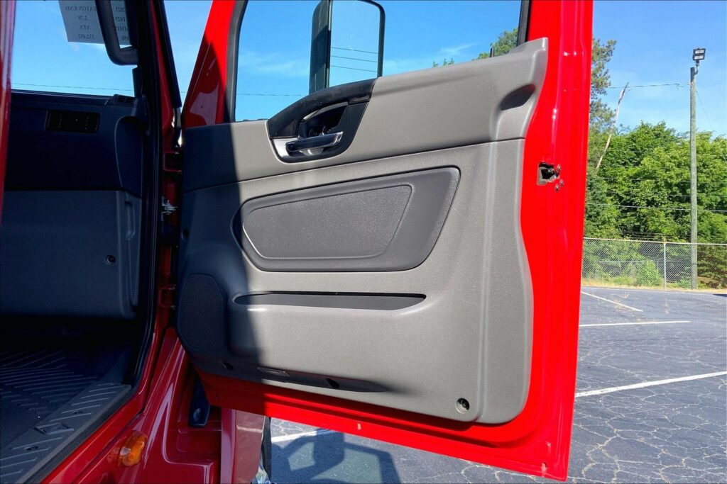 2023 CUM LT625 6X4 Sleeper