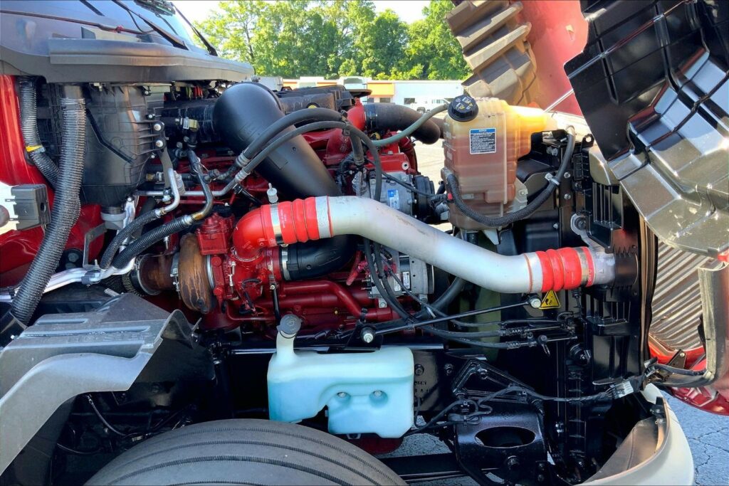 2023 CUM LT625 6X4 Sleeper
