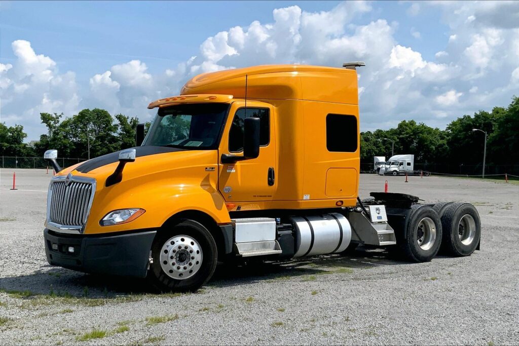 2022 CUM LT625 6×4 Sleeper