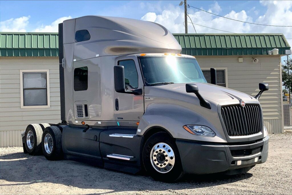 2022 CUM LT625 6×4 Sleeper