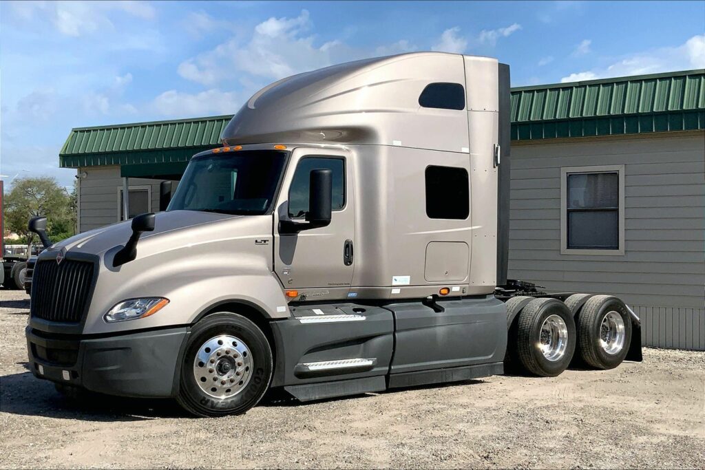 2022 CUM LT625 6×4 Sleeper