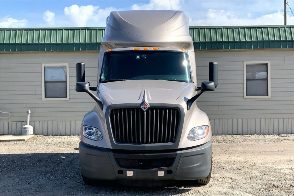 2022 CUM LT625 6×4 Sleeper