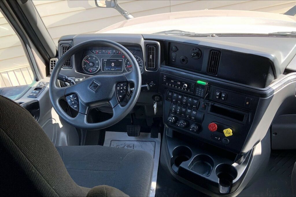 2022 CUM LT625 6×4 Sleeper