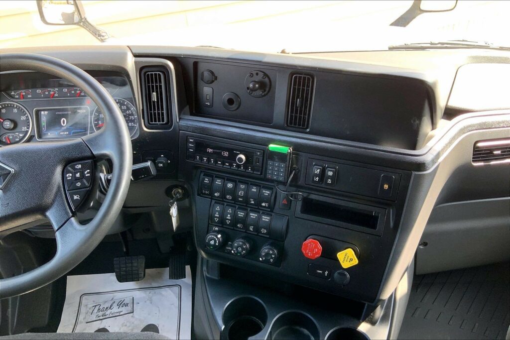 2022 CUM LT625 6×4 Sleeper