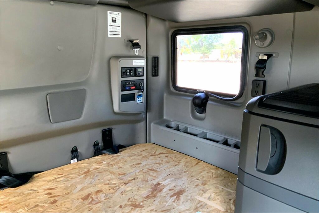 2022 CUM LT625 6×4 Sleeper