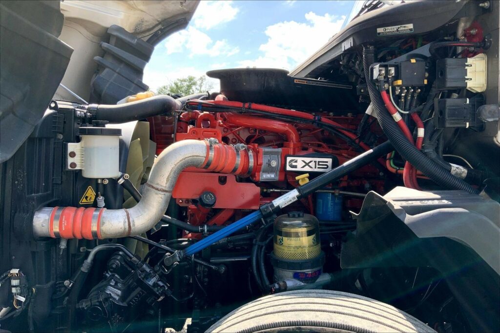 2022 CUM LT625 6×4 Sleeper