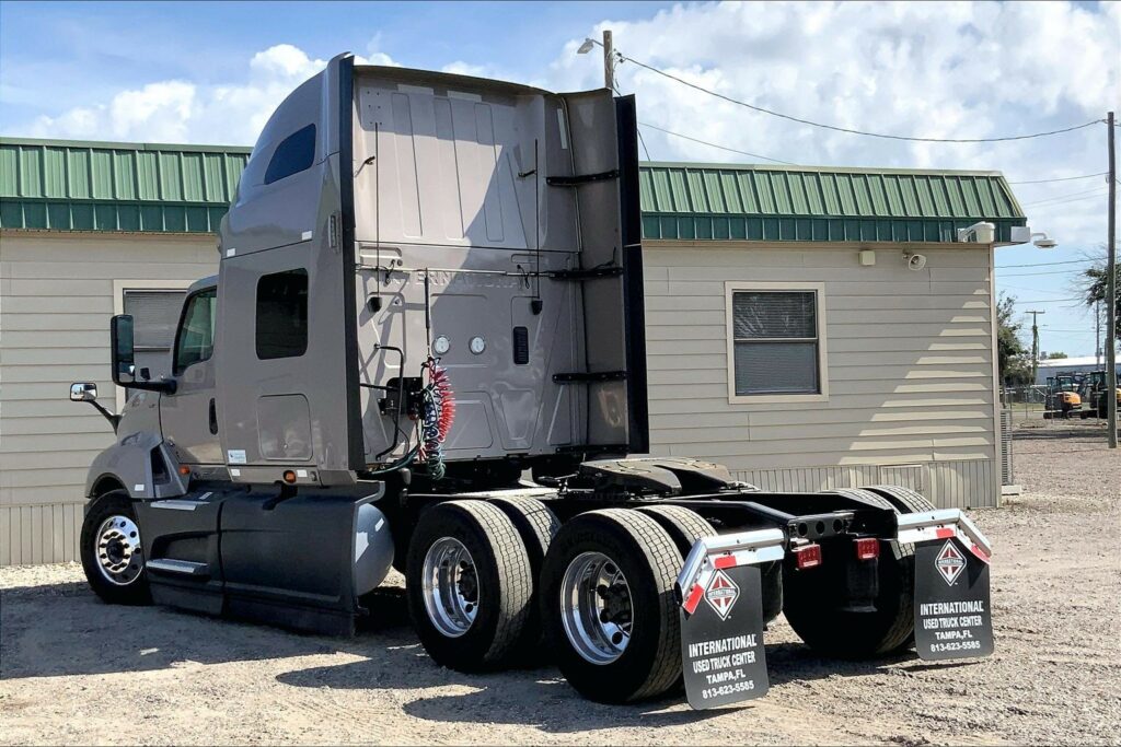 2022 CUM LT625 6×4 Sleeper