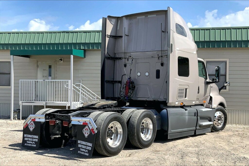 2022 CUM LT625 6×4 Sleeper