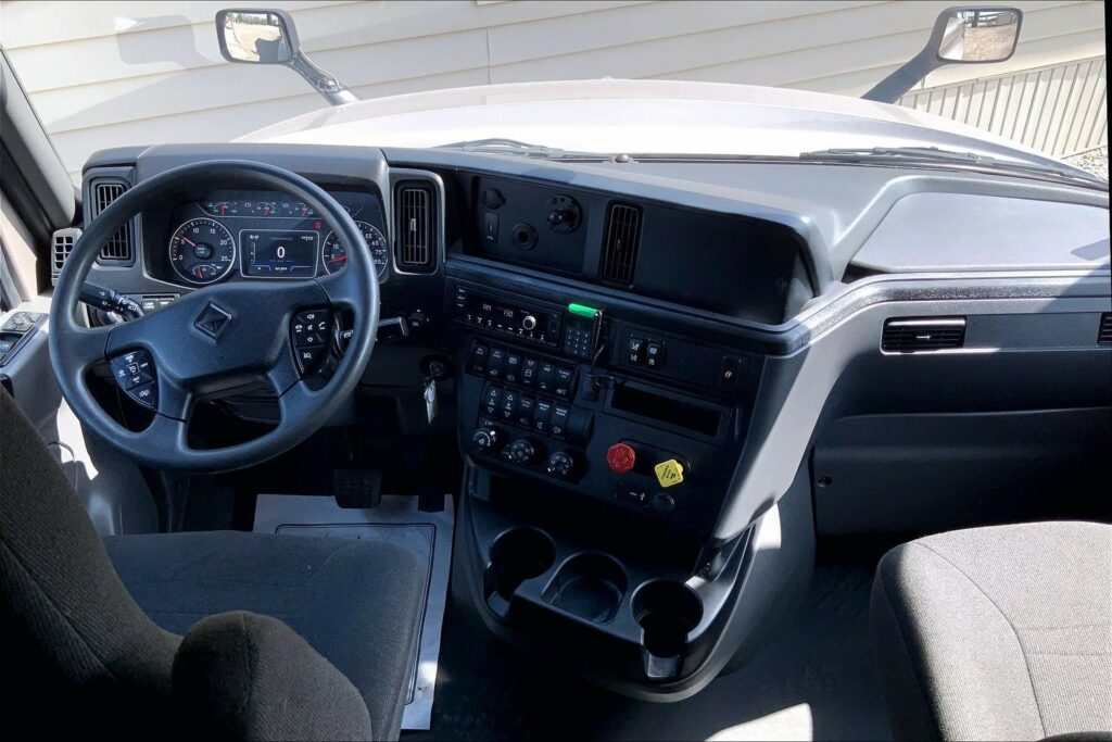 2022 CUM LT625 6×4 Sleeper