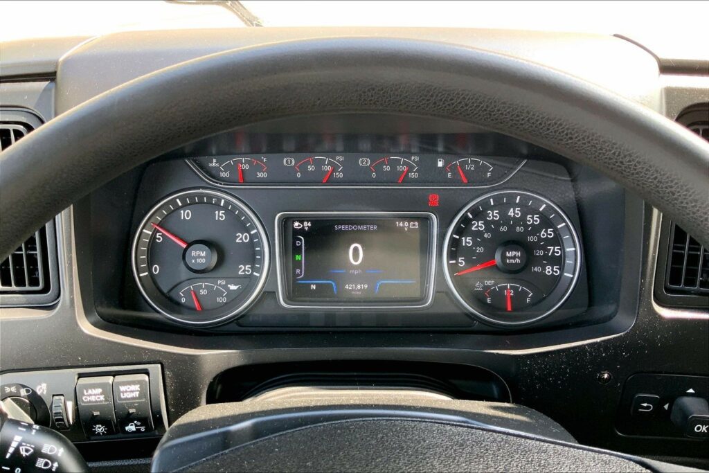 2022 CUM LT625 6×4 Sleeper