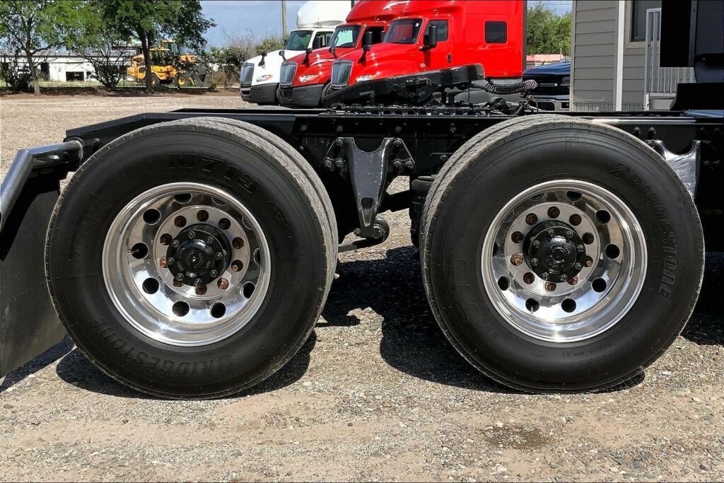 2022 CUM LT625 6×4 Sleeper