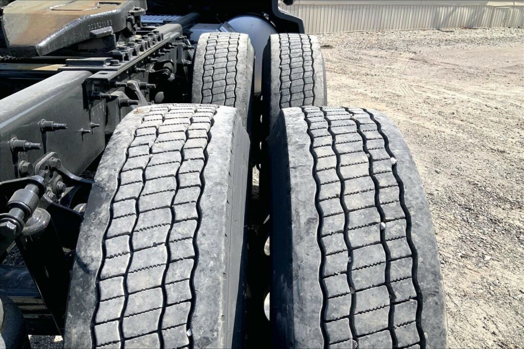 2022 CUM LT625 6×4 Sleeper