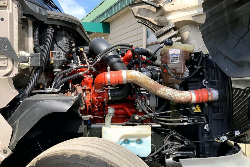 2022 CUM LT625 6×4 Sleeper
