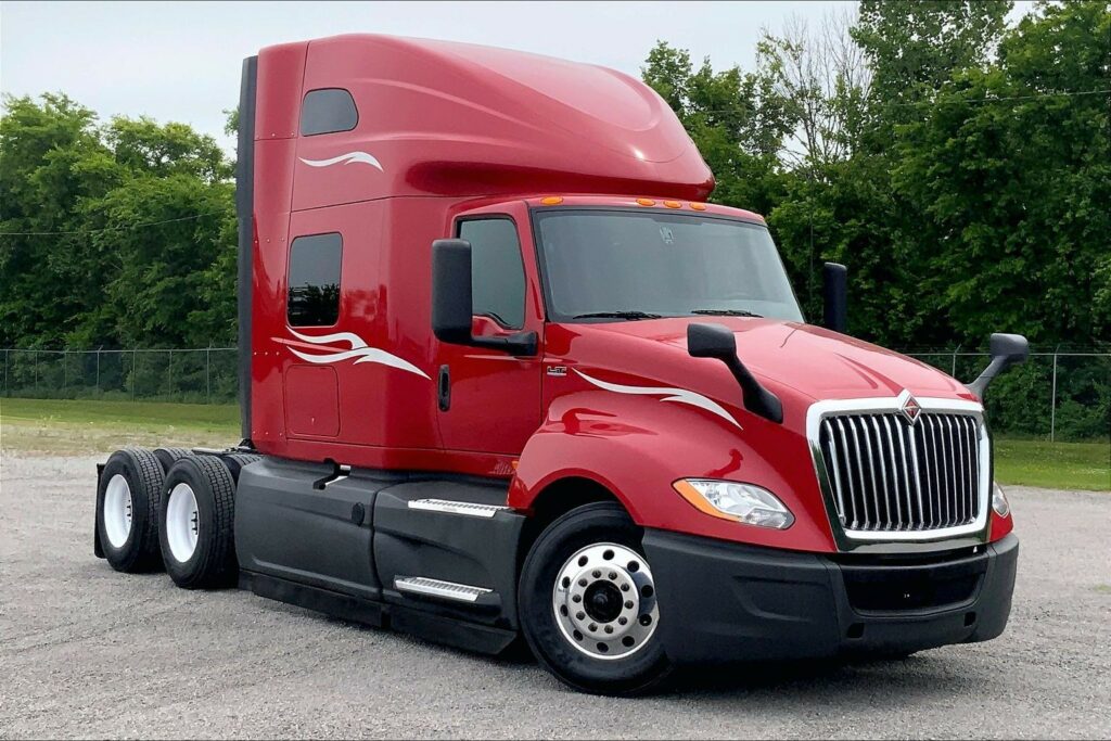 2023 CUM LT625 6X4 Sleeper