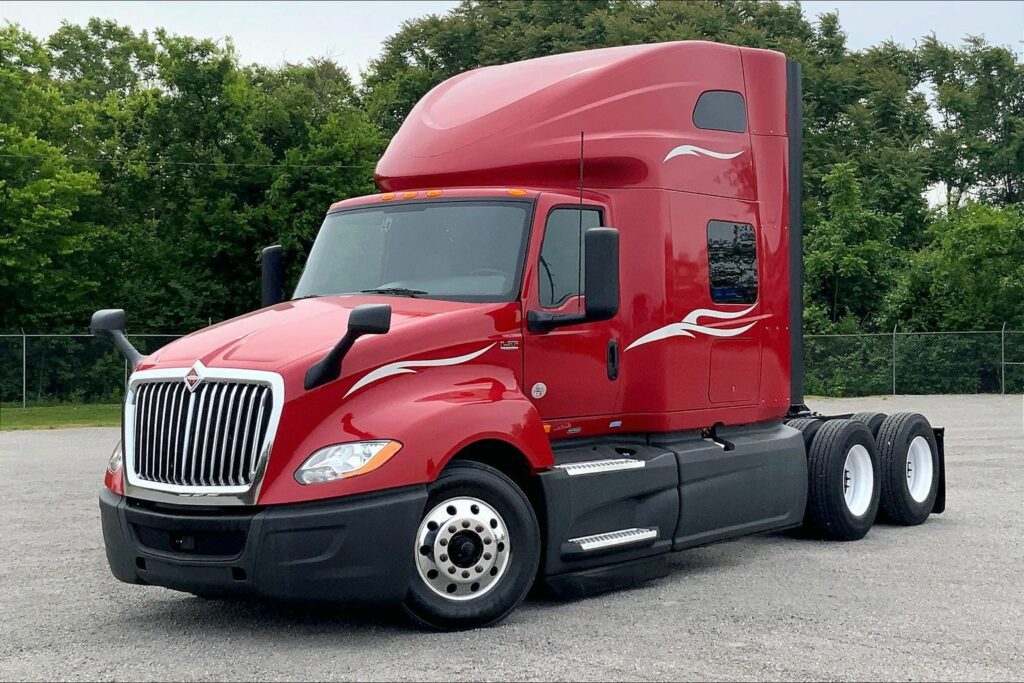 2023 CUM LT625 6X4 Sleeper