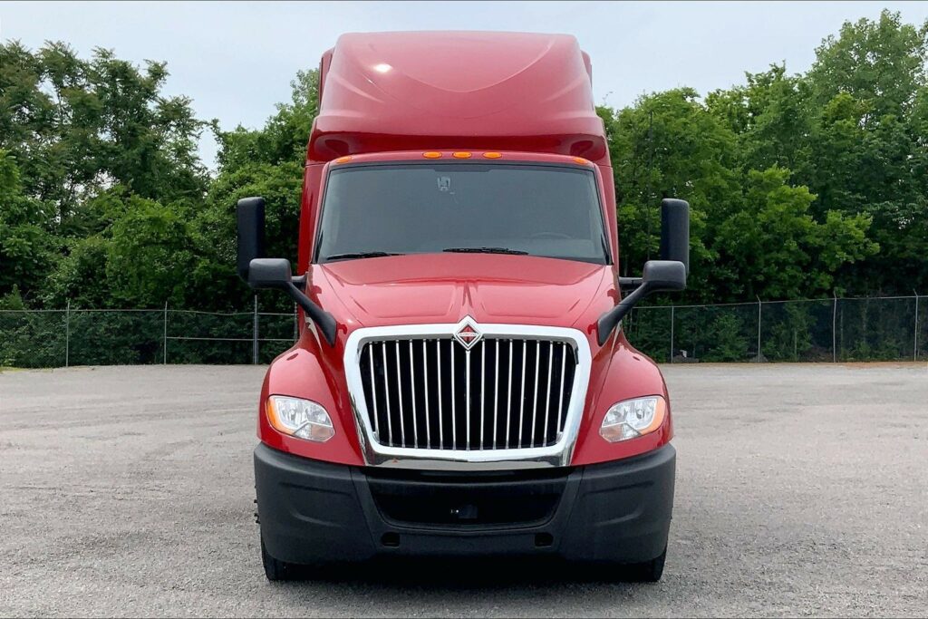 2023 CUM LT625 6X4 Sleeper